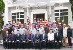 2004年10月，中共中央政治局常委、 國(guó)家副主席曾慶紅（第一排中）視察中國(guó)